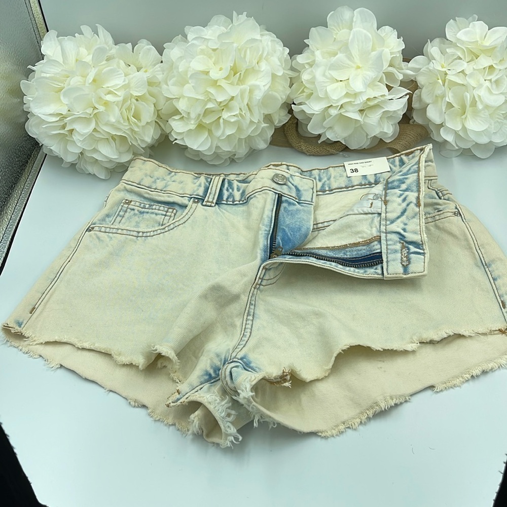 NWT Zara High rise cut off Dad shorts size 6 NWT Acid Wash Raw Hem Cute!